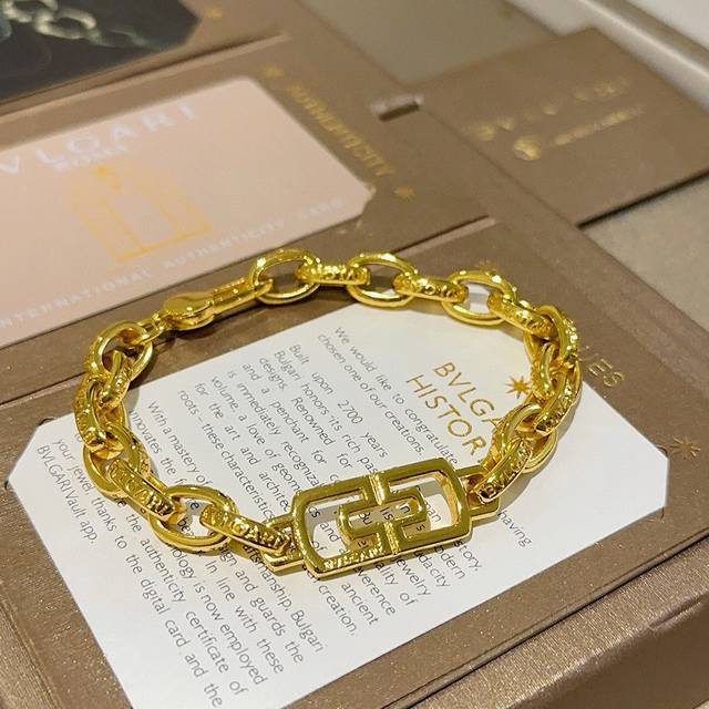 宝格丽手链V金材质 Bvlgari宝格丽 Divas‘ Dream 系列 品相完美，细节无敌，那种独特的色泽完全无可挑剔，再缀以经典指环外形设计，简约之余却又优