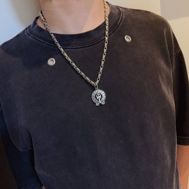 专柜品质 Chrome Hearts克罗心十字架项链，马蹄印宝剑吊坠 凹凸造型不同的花纹设计风格 呈现出与众不同 十字架 童军花是克罗心的志 所以更经久不衰 正