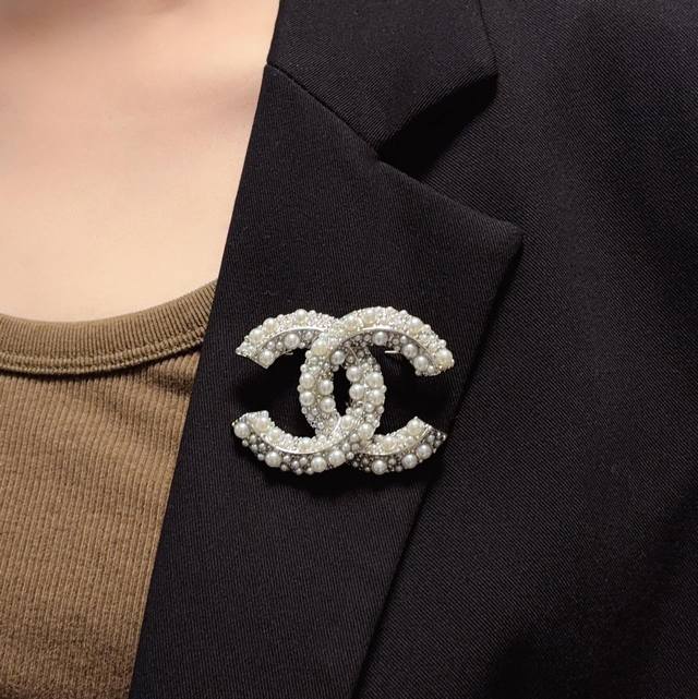 Chanel小香 专柜新款同步上新银色珍珠小米珠香奈儿胸针，是最懂女人的饰物。那些倾注了全部心血去做自己的女人，往往更珍惜胸针的意义。香奈儿女士把胸针别在帽子上