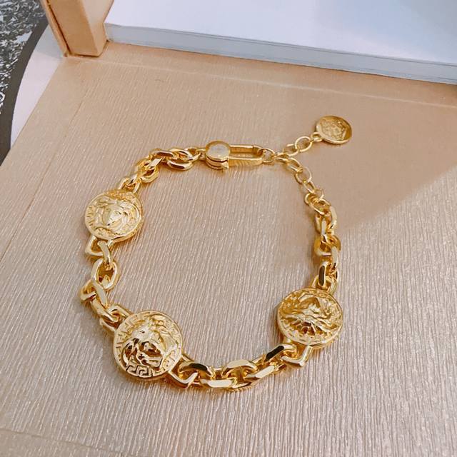 高品质范思哲手链美杜莎头像原单货专柜新款开模复古潮流时尚必备 男女均可佩戴 情侣款同款 摇滚朋克泰银风格 复古元素 潮流百搭 官网同款手链最新款链条档次更高明星