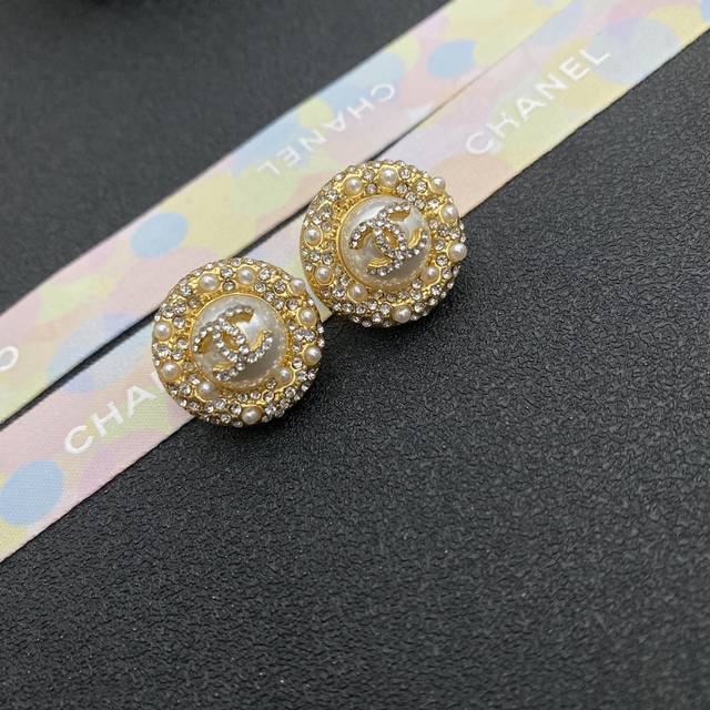 卖疯了小香官网主推爆款精工版小香 最新 Chanel 太阳花晶钻珍珠字母耳钉耳环出货 明星同款，原版清晰Logo字印美美哒漂亮极啦明星联名同款 美爆啦CaméL