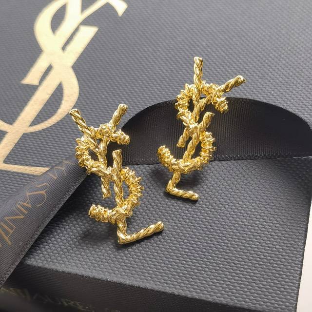 圣罗兰Ysl金色耳钉 美丽永远敌不过经典 黄金时期就是最经典．也是最有味道的 女人独立优雅魅力知性潮流奢华不繁复 Ysl字母经典百搭 简约不简单！各种场所百搭9
