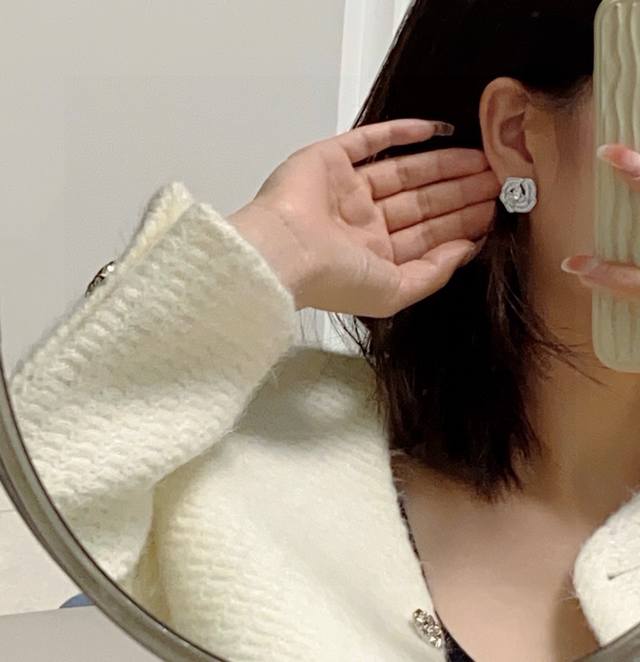 小香风新款 Chanel香奈儿满钻山茶花镶钻耳钉 原版一摸一样的原单货！高端定制 每一个细节媲美专柜正品，业内仅此一家全世界专柜自购正品打版