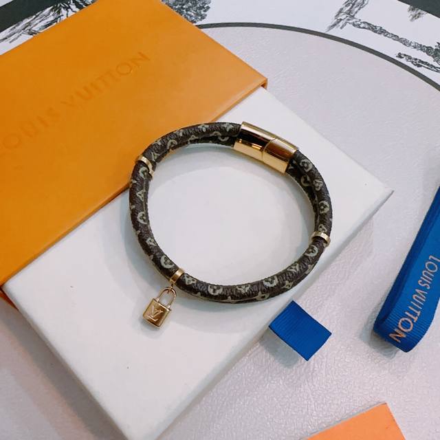高品质Lv路易威登牛皮手绳手链原单货专柜新款开模复古潮流时尚必备 男女均可佩戴 情侣款同款 摇滚朋克泰银风格 复古元素蓝色低调奢华 潮流百搭 官网同款手镯最新款