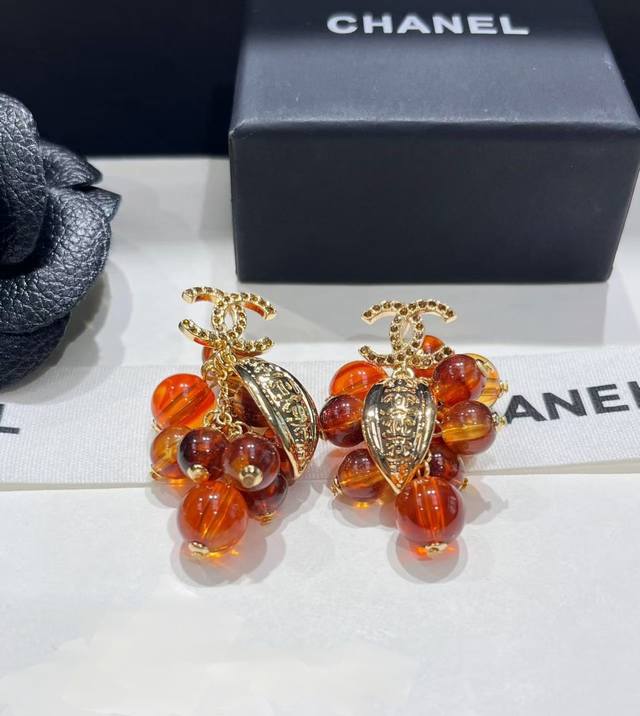 今日新品高级手定制* 25A新款棕色茶晶串珠满钻双C字母耳环金棕配色串珠寓意硕果累累，收获满满搭配金月牙非常有Vintage的味道这一季Zp超贵的 定制款性价比
