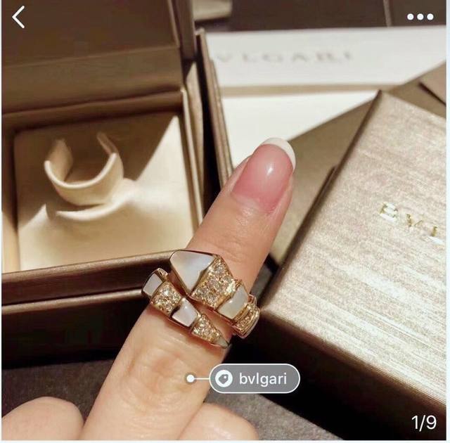 V金镀咪金 回货了Bvlgari经典重现 宝格丽贝壳蛇戒指细腻妖娆的线条设计，饰以明亮钻石让霸气也可以有女人味，