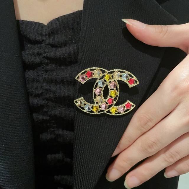 Chanel小香 专柜新款珍珠香奈儿胸针，是最懂女人的饰物。那些倾注了全部心血去做自己的女人，往往更珍惜胸针的意义。香奈儿女士把胸针别在帽子上，并告诉那些模仿她