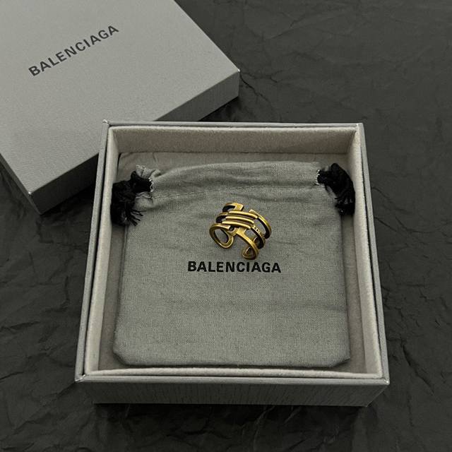 新款 巴黎世家 Balenciaga 戒指 复古风 简单大方 大牌金质感饱满 ，搭配衣服超好看 ！ 码数：6789码