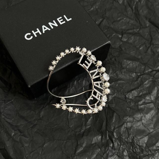 新款 Chanel香奈儿 中古 手镯小香家的款式真心无需多介绍每一款都超好看，精致大方，非常显气质。