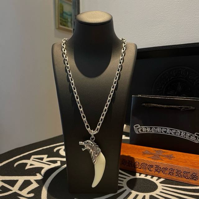 新款 专柜品质 Chrome Hearts克罗心 经典复古字母项链 个性狼头吊坠 凹凸造型不同的花纹设计风格 呈现出与众不同 十字架 童军花是克罗心的志 所以更