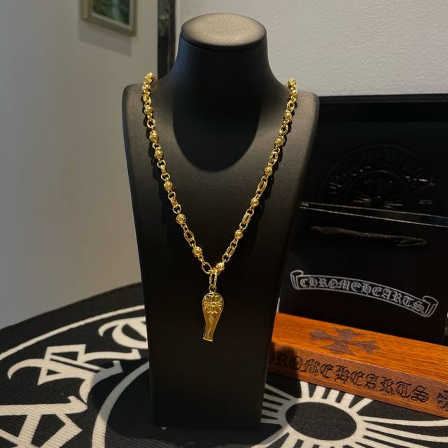 新款 专柜品质 Chrome Hearts克罗心 黄金色经典十字花球项链 十字花哨子吊坠 凹凸造型不同的花纹设计风格 呈现出与众不同 十字架 童军花是克罗心的志