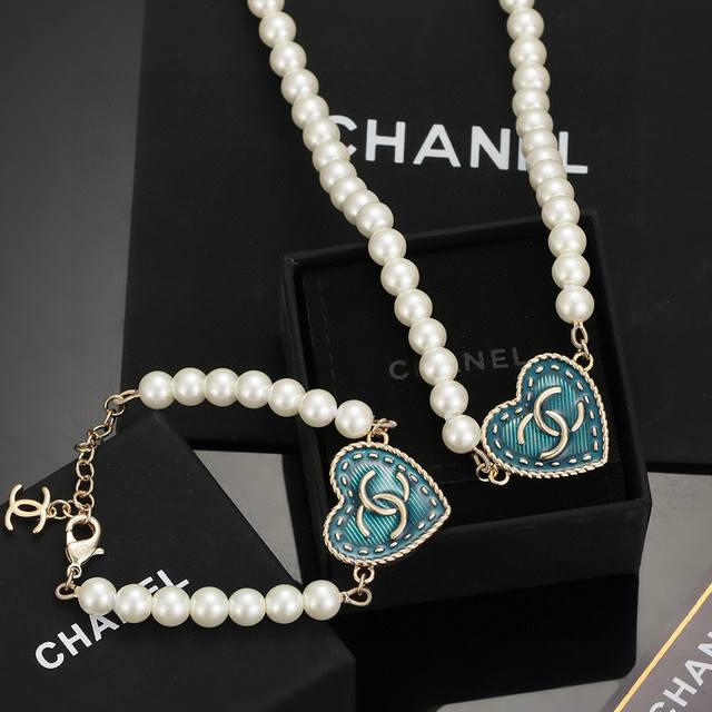 chanel 香奈儿新款双C心桃复古旧蓝色珍珠 手链项链 这款随意搭配都是非常好看百搭时尚单品 日常款 很修饰脸型 很上档次的 很优雅气质，项链 手链80