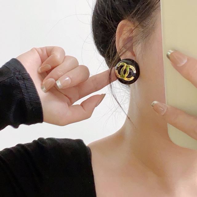 你们要的大号来了小香 Chanel火爆新品个性时尚双C大版大号耳钉 代购级别 一比一品质 优雅大方精工设计 非常修饰脸型 青春活力 一眼就被这款吸引了 非常漂亮