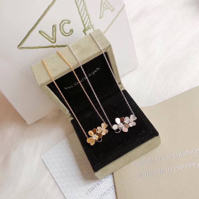 Vca 梵克雅宝 Frivole系列 满钻 光面 双花 三叶草 项链 作品以镜面抛光黄K金或密镶钻石点缀灵巧的花朵，绽放和谐璀璨的光芒，让每个珍贵时刻都闪耀夺目