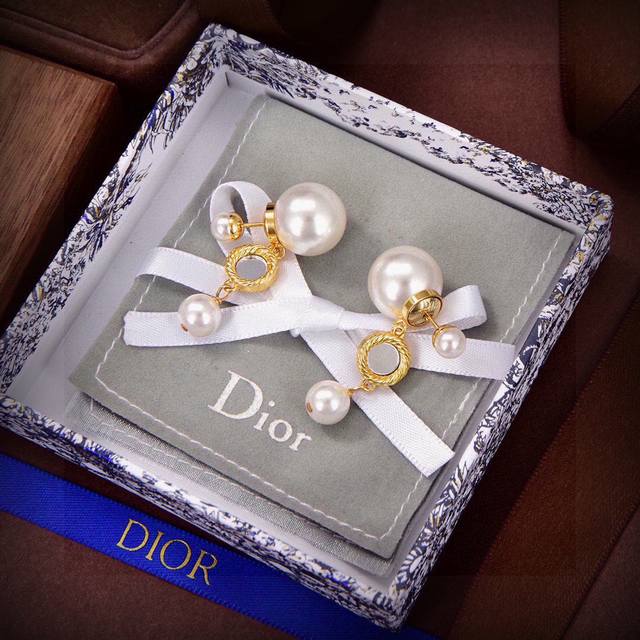 迪奥 新款一线大牌都爱的Dior 迪奥 新品字母耳环 金属质感逆袭版字母潮范儿抢风头 完全胜任现代年轻人街拍、度假时尚搭成为夏日最炙手的时髦单品...