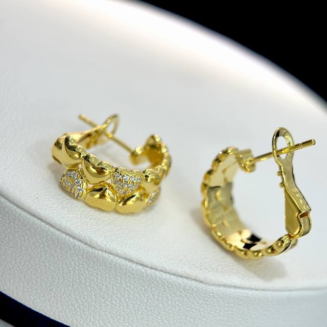 A3404 欧美大牌 新款 爱心 半钻 耳拍 网红同款，值得入手！通体S925纯银微镶工艺 电镀工艺也做得很到位 黄金色 电镀厚金 纯银耳拍