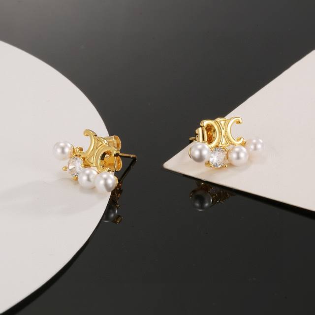 Celine 赛琳耳钉 新款珍珠耳环 经典金色系 辨识度很高的设计 小巧精致可爱 百搭 。复古造型设计 金色特别显白 穿衣搭配不挑人。