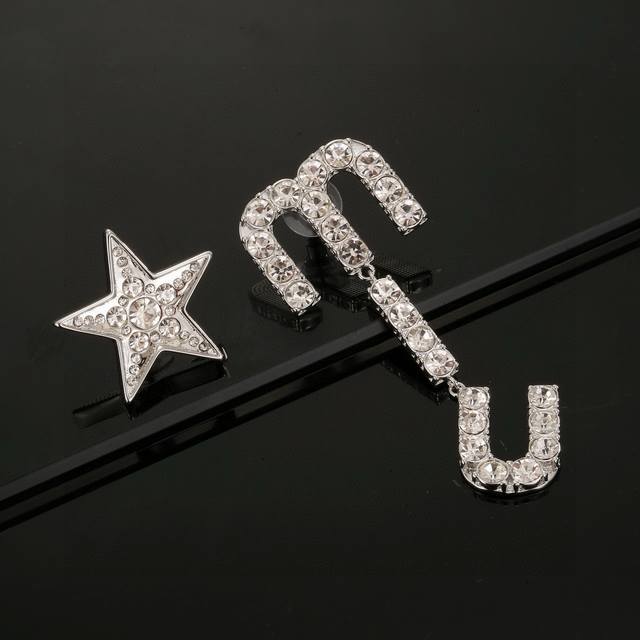 Miu Miu 缪缪 新款 施华洛世奇 水晶 满钻不对称耳钉 耳环 原版材质 纯银针 手工镶嵌水晶造型 质感饱满又细致！仿若无物、煜煜生辉、简洁优雅又存在感十足
