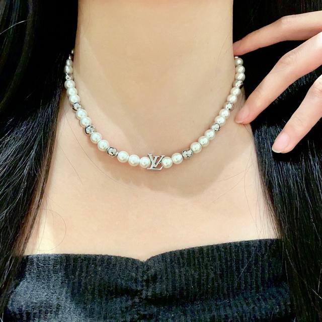 Louis Vuitton 路易威登 设计独特 用Lv经典之作图形理念 好看♀项链 超级无敌爆赞 随意搭配都是非常百搭 高品质 黄铜材质