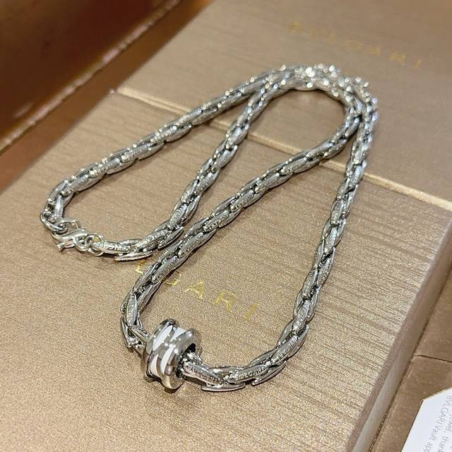 宝格丽项链V金材质 。Bvlgari宝格丽 Divas‘ Dream 系列 品相完美，细节无敌，那种独特的色泽完全无可挑剔，再缀以经典指环外形设计，简约之余却又