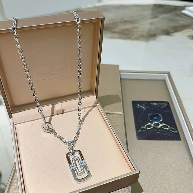宝格丽项链V金材质 。Bvlgari宝格丽 Divas‘ Dream 系列 品相完美，细节无敌，那种独特的色泽完全无可挑剔，再缀以经典珐琅点缀外形设计，简约之余
