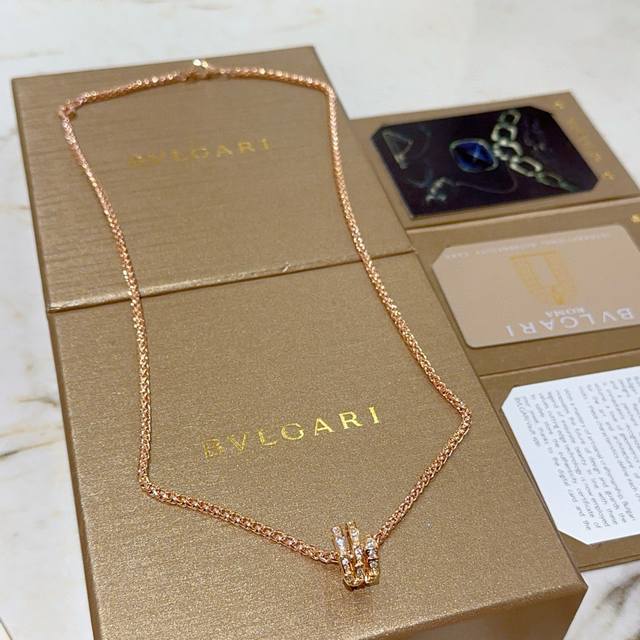 宝格丽项链V金材质。Bvlgari宝格丽 Divas‘ Dream 系列 品相完美，细节无敌，那种独特的色泽完全无可挑剔，再缀以经典指环外形设计，简约之余却又优
