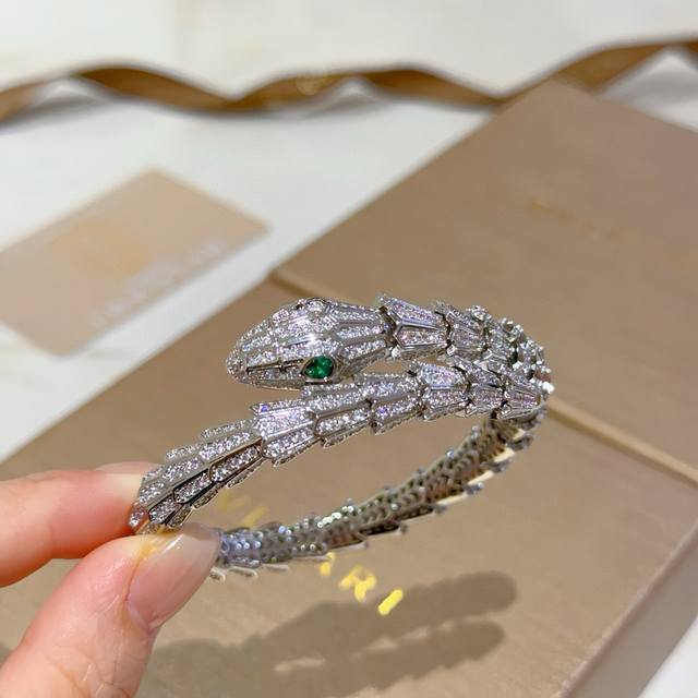 宝格丽手镯Serpenti Viper系列间蛇骨手镯，V金材质 完美精心打磨，与金属边完美契合！充满诱惑和迷人的感性，钻石的璀璨奢华，呈现出中无与伦比的美感与力