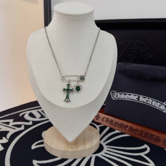 新款 专柜品质 Chrome Hearts克罗心别针项链 绿钻十字架吊坠 凹凸造型不同的花纹设计风格 呈现出与众不同 十字架 童军花是克罗心的志 所以更经久不衰