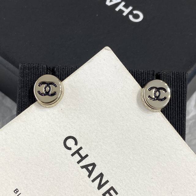 Xe0443 Ch Nel菱格圆形珐琅双C耳钉 火到炸裂，美到窒息，不买真心对不起自己