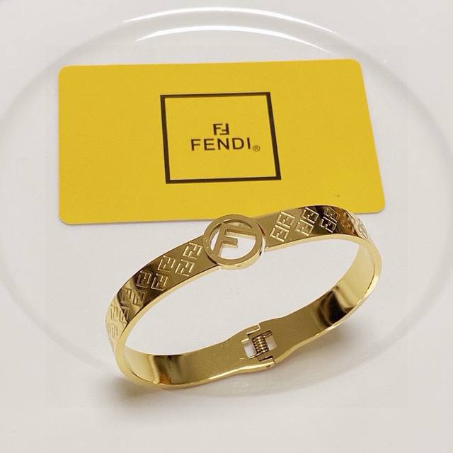 Fendi 芬迪精钢手镯 高端定制 爆款新款 华丽登场 ，很难见到如此熟悉 素雅的手镯精致的配色非常适合日常搭配，宝宝们，这个绝对值得入