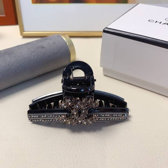 chanel小香 Chanel抓夹 满钻Logo抓夹气质百搭日常精致小单品 小仙女必入单品 宝藏款 闭眼入推荐款 单个