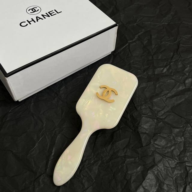 Chanel香奈儿 梳子 小香家的款式真心无需多介绍每一款都超好看，精致大方，非常显气质。