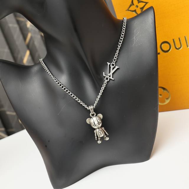 Lv Louis Medium 挂饰 Mo3490本款 Lvlouis Mecum 掛饰以玩具熊造告型章缔湿显迷人魅力。创意总监 phamel Wiliams