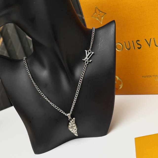 Lv Croissant Medium 挂饰Mo3127 本款 Lvcroissant Medium 挂饰出自创意总监 pharrell Williams 之手