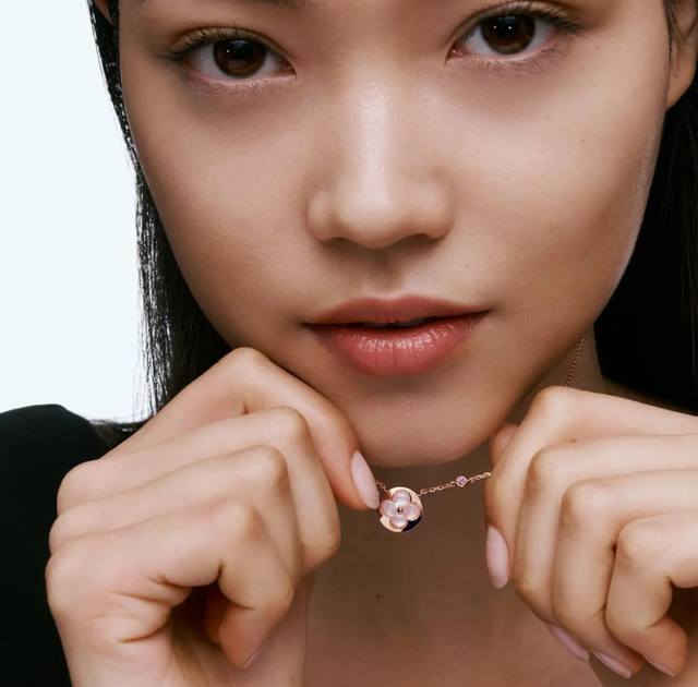 V金材质 2140210 粉钻 高级精工版 Lv圆形粉贝项链，美丽的花朵在珍珠母上绽放璀璨的玫瑰金光。在钻石上打磨出这些精致的曲线与火光需要数月之久的精工细作。