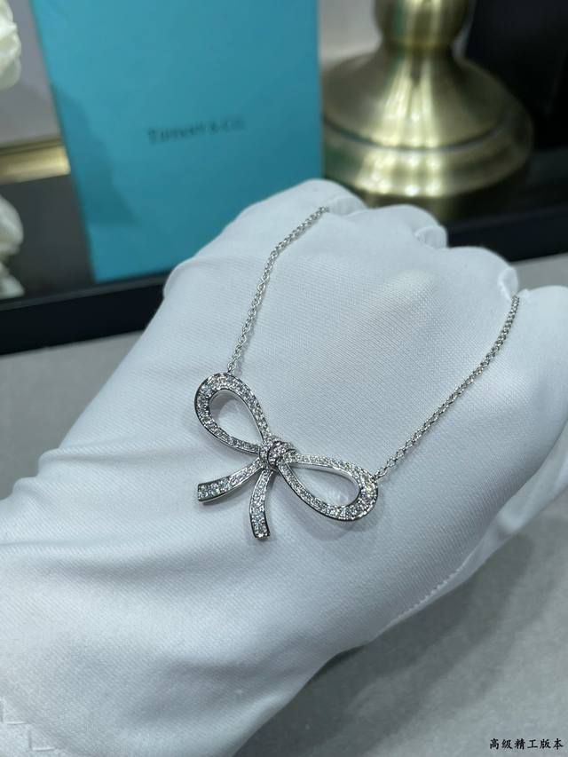 V金材质 5140240 格拉夫镂空蝴蝶项链，高级珠宝作品 线条灵动的蝴蝶结或环绕指间、或在颈窝处闪耀、亦或在耳畔划出完美弧度，以大胆的风格演绎现代高级珠宝风格