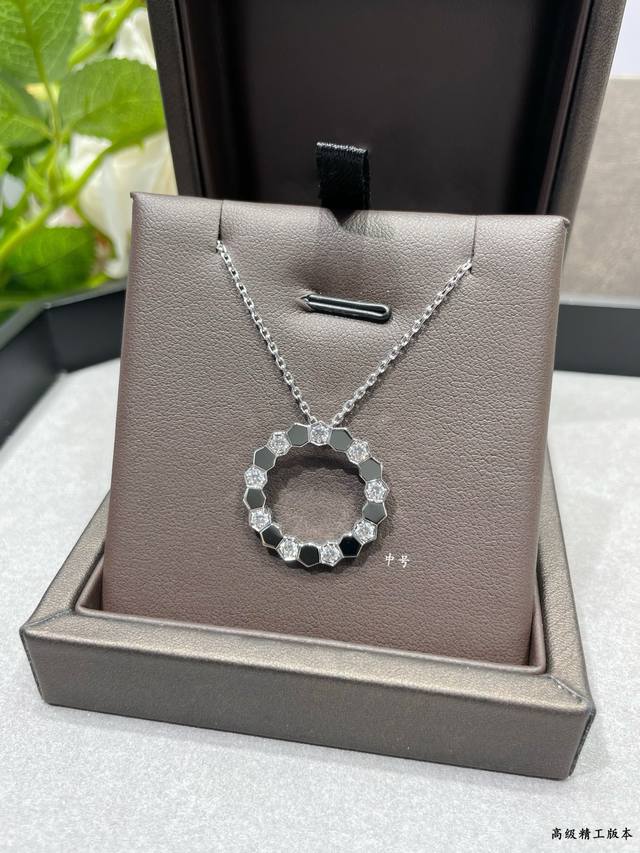 V金材质 5140260 尚美中号蜂窝花环项链， 高端定制 沿用蜂窝Bee My Love 将蜂巢的爱情复刻于心间， 把爱带在身上，共筑爱巢 超级闪耀