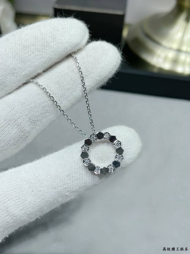 V金材质 5140220 尚美蜂窝花环项链， 高端定制 沿用蜂窝Bee My Love 将蜂巢的爱情复刻于心间， 把爱带在身上，共筑爱巢 超级闪耀