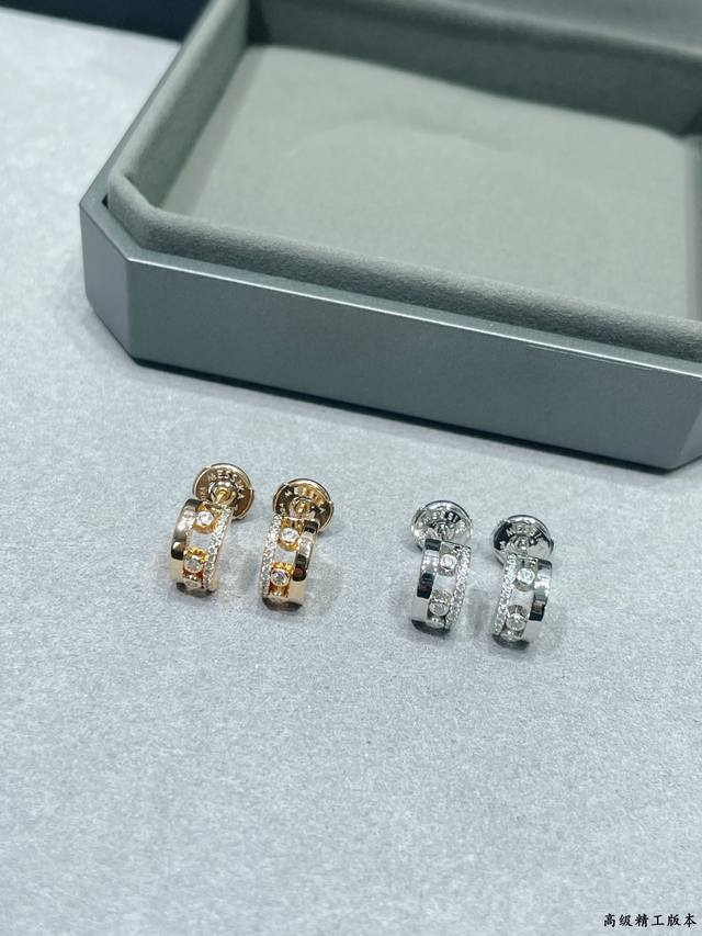 V金镀咪金 5140170 梅西卡小号半钻灵动耳钉，最经典的Move系列，有着很美好的寓意，代表着“无论过去，今天亦或未来，爱永远都在”。