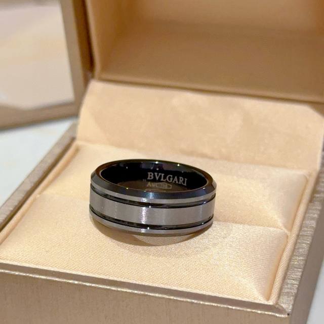 宝格丽项链V金材质。Bvlgari宝格丽 Divas‘ Dream 系列 品相完美，细节无敌，那种独特的色泽完全无可挑剔，再缀以经典指环外形设计，简约之余却又优