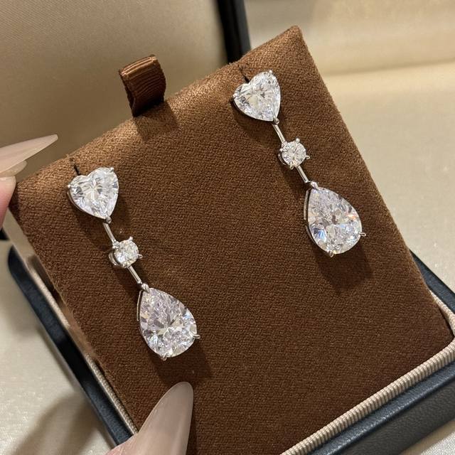 A6783 大牌 新款 爱心 水滴 流苏 耳环 简约大气 ，比例恰到好处。看似简单却很考究版型工艺的一款，先不说定制的八心八高碳钻，版型周正，拥有无可挑剔的美感