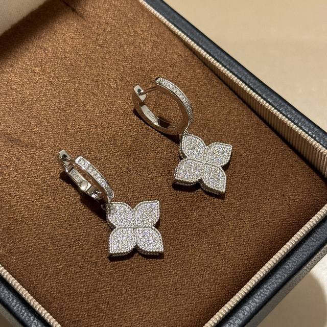 A6770 新款 布契风 镂空 四叶草 满钻 麻花边 耳环 高端S925材质 华丽设计 这种设计也只有大牌才能体现得淋漓尽致 精致永恒值得你拥有铂金 电镀厚金
