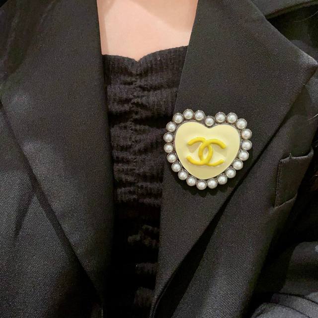 香奈儿爱心珍珠双C胸针