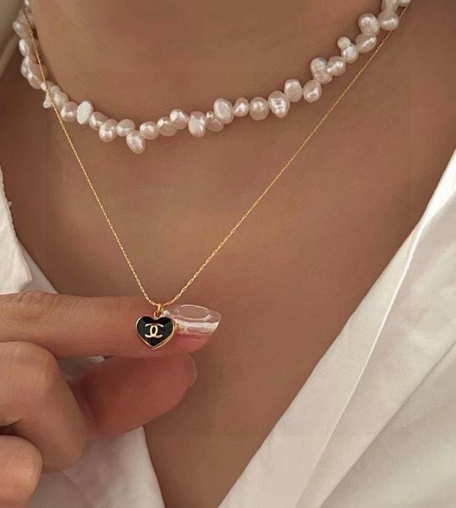 香奈儿Chanel最新款桃心小号迷你款项链14K精钢保色爱心吊坠超个性，百搭款特别特别赞，整体细节非常令人惊喜，设计感十足，不仅带出个人自信及品味，款式典雅而时