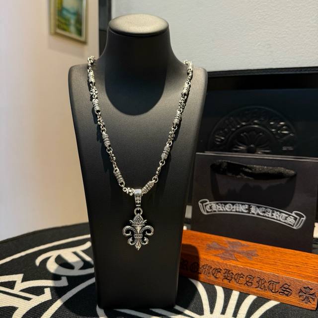 新款 专柜品质 Chrome Hearts克罗心经典童军花项链 童军花吊坠 凹凸造型不同的花纹设计风格 呈现出与众不同 十字架 童军花是克罗心的志 所以更经久不