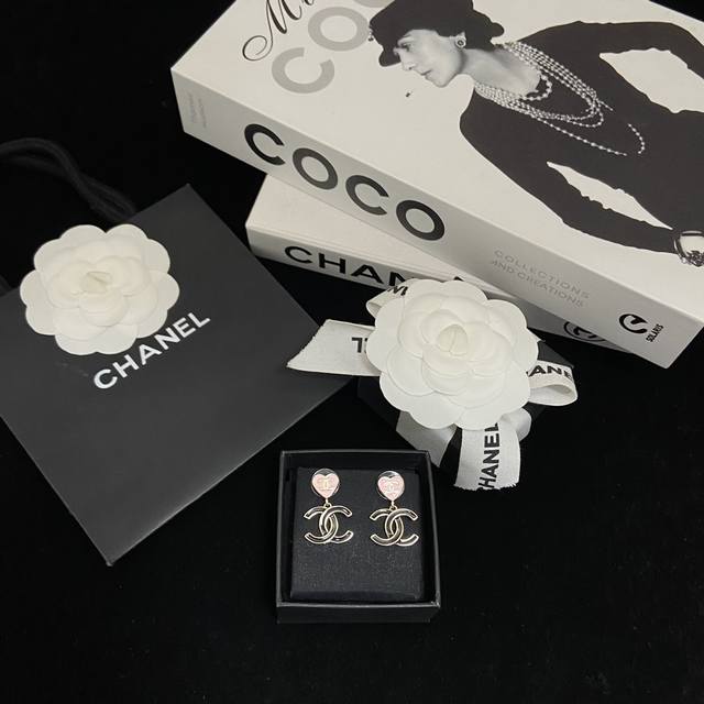 今日推荐 香奈儿珐琅爱心双C耳环24A高级手工坊系列闭眼冲太爱啦尺寸太Cute啦特别定制的进口珐琅！妥妥的白月光日常搭配超绝！