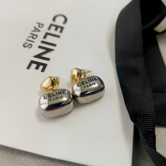 Celine塞林封底手工拉丝双珠字母耳钉时尚又简约，又很有创意的设计，手工封底拉丝纹路正面光面质感Logo字母非常仙，非常柔美，落落大方！因为极其简单的设计越是