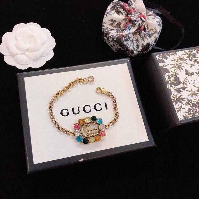 gucci彩钻手链项链套装项链 手链 Gucc！一阵强烈的复古风席卷整个时尚界。项链 手链