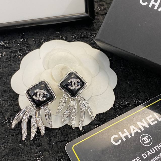 编码E1302 Chanel 专柜最新款同步上新 香奈儿耳钉火热爆款来袭 大牌香奶奶这个品牌在时尚女性当中绝对无所不知都知道它的经典与岁月逢出货必火的一个知名品