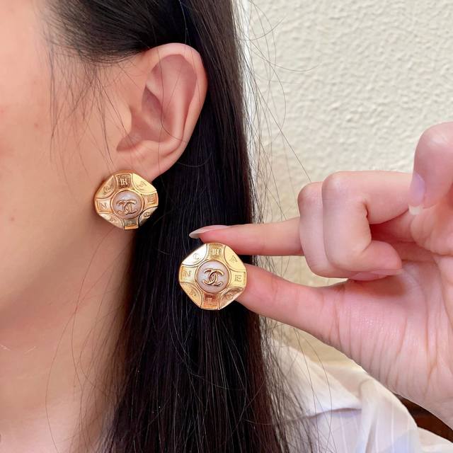 香奈儿字母双C耳钉